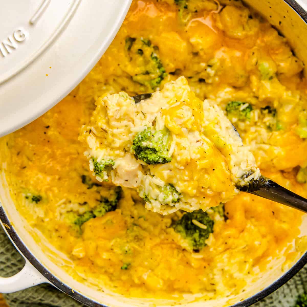 Quick One-Pot Chicken, Broccoli & Rice: A Complete Cheesy Dinner